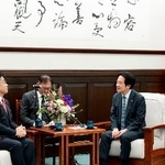 　１５日、台北で会談する加藤前財務相（左）と台湾の頼清徳総統（総統府提供・共同）