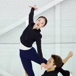 　練習を公開したフィギュアスケートペアの長岡柚奈（上）、森口澄士組＝木下アカデミー京都アイスアリーナ