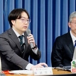 　記者会見する千葉大病院の飯沼智久講師（左）ら＝１６日午後、文科省
