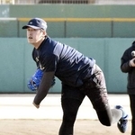 　投球練習する西武の隅田＝福岡県久留米市