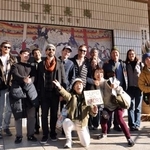 　本場所観戦ツアーに参加した訪日客ら＝１４日、東京・両国国技館