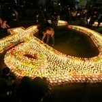 　「１・１７のつどい」が開かれる会場に並べられた紙灯籠＝１６日夕、神戸市中央区