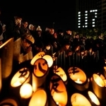 　阪神大震災から３１年となり、発生時刻に合わせて黙とうする人たち＝１７日午前５時４６分、神戸市中央区の東遊園地