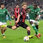 　ブレーメン戦で競り合うＥフランクフルトの堂安（中央）＝ブレーメン（共同）