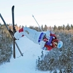 　男子モーグル決勝１回目の第２エアを決める堀島行真。今季２勝目、通算２４勝目を挙げた＝ウオータービル（共同）