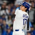 　ブルージェイズとのワールドシリーズ第３戦で本塁打を放つドジャースの大谷翔平＝２０２５年１０月、ロサンゼルス（ＡＰ＝共同）