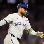 　ワールドシリーズのドジャース戦で本塁打を放ったブルージェイズのボー・ビシェット＝２５年１１月、トロント（ＡＰ＝共同）