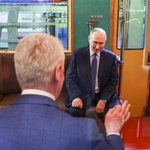 　無人技術の展示会で公開された地下鉄車両の内部に座るロシアのプーチン大統領＝１６日、モスクワ（タス＝共同）