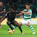 　カザピア戦で競り追うスポルティングの守田英正（右）＝１６日、リスボン（ロイター＝共同）