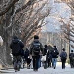 　大学入学共通テストの会場に向かう受験生＝１７日午前、東京都文京区の東大