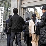 　大学入学共通テストの会場に向かう受験生＝１７日午前、東京都文京区の東大