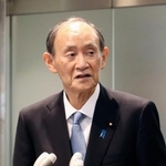 　横浜市内で記者団の取材に応じる自民党の菅元首相＝１７日午前