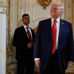 　米フロリダ州の「マールアラーゴ」で、道路改名の式典に出席するトランプ大統領＝１６日（ＡＰ＝共同）