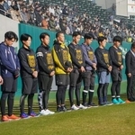 　日鉄鋼板ＳＧＬスタジアム尼崎で黙とうするプロ野球阪神の新人選手ら＝１７日午前、兵庫県尼崎市