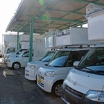 　選挙仕様への「改造」を待つレンタカー＝１４日、神奈川県大井町