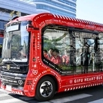 　お披露目された「レベル４」の自動運転が可能なバス＝１７日午前、岐阜市