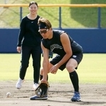 　ノックを受ける中日・大野＝沖縄県北谷町