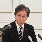 　記者団の取材に応じる立憲民主党の安住幹事長＝１７日午前、仙台市