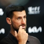 　全豪オープンテニス開幕を控え、記者会見するノバク・ジョコビッチ＝１７日、メルボルン（ロイター＝共同）