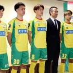　新体制を発表し、写真に納まるＪ１千葉の小林監督（右から３人目）ら＝１７日、千葉市