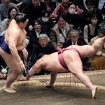 　大の里（左）がはたき込みで大栄翔を下す＝両国国技館