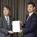 　メガソーラー規制強化を巡り要望書を石原環境相（左）に手渡す千葉県の熊谷俊人知事＝１７日午後、県庁