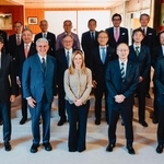 　日本の大手企業幹部らと写真に納まるイタリアのメローニ首相（前列中央）＝１７日、東京都内（イタリア首相府提供・共同）