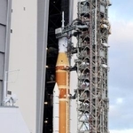 　ＮＡＳＡが公開した、宇宙船オリオンを搭載した巨大ロケット「ＳＬＳ」＝１７日、米フロリダ州のケネディ宇宙センター（共同）