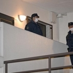 　室内から遺体が見つかった集合住宅＝１８日午前０時、愛知県豊田市東新町