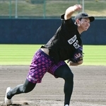 　投球練習する阪神・湯浅＝沖縄県宜野座村