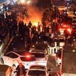 　街に集まったデモ隊＝８日、イラン・テヘラン（ゲッティ＝共同）