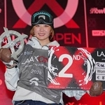 　ハーフパイプ第５戦、女子で２位となり表彰台で写真に納まる工藤璃星＝ラークス（共同）