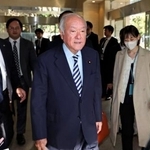 　ＮＨＫ番組への出演を終えた自民党の鈴木幹事長＝１８日午前、東京都千代田区