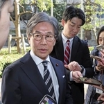 　ＮＨＫ番組への出演後、記者団の取材に応じる立憲民主党の安住幹事長＝１８日午前、東京都千代田区