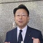 　ＮＨＫ番組への出演後、記者団の質問に答える公明党の西田幹事長＝１８日午前、東京都千代田区