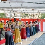 　京都市東山区の三十三間堂で開かれた、２０歳の男女が弓の腕前を競う大的全国大会＝１８日午前