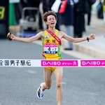 　１位でゴールする宮城のアンカー山平怜生。初優勝を果たした＝広島市