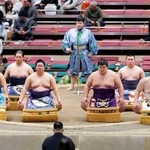 　新序出世披露で土俵に上がった力士たち＝両国国技館