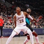 　トレイルブレーザーズ戦で競り合うレーカーズの八村（手前）＝ポートランド（ＮＢＡＥ・ゲッティ＝共同）