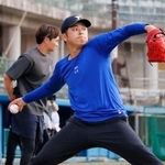 　キャッチボールをする中日・松山＝沖縄県読谷村