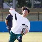 　キャッチボールをするオリックス・岩崎＝沖縄県読谷村