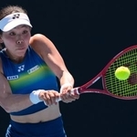 　女子シングルス１回戦でプレーする坂詰姫野＝メルボルン（ＡＰ＝共同）