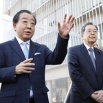 　東京都内で記者団の取材に応じる立憲民主党の野田代表（左）と公明党の斉藤代表＝１８日午後