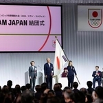 　２月６日に開幕するミラノ・コルティナ冬季五輪に向けて開かれた日本選手団の結団式。旗手代行を務めたフィギュアスケート女子の坂本花織に団旗が手渡された＝１８日午後、千葉県船橋市