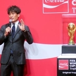 　サッカーＷ杯優勝トロフィーのお披露目イベントに出席した日本サッカー協会の宮本恒靖会長＝１８日、東京都内