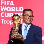 　サッカーＷ杯の優勝トロフィーを手にするジウベルトシウバ氏＝１８日、東京都内