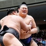 　伯乃富士に押し出される大の里＝両国国技館