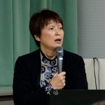 　性暴力根絶条例制定を目指す講演会で話す仲律子さん＝１８日午後、岡山市