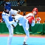 　女子４９キロ級で優勝した岡本留佳（右）＝愛知県豊橋市総合体育館