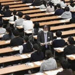 　大学入学共通テスト初日、英語リスニング試験に臨む受験生＝１７日、東京都文京区の東大
